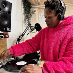 Do you provide headphones, vinyl needles or USBs?